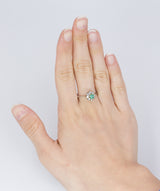 Винтажное золотое кольцо 18 карат с зелеными камнями и бриллиантами