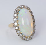 Bague vintage en or 18 carats avec opale australienne et diamants taille brillant (0.80 ct), 50s