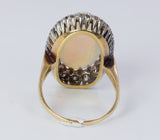 Vintage Ring aus 18 Karat Gold mit australischem Opal und Diamanten im Brillantschliff (0.80 ct), 50er Jahre