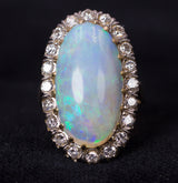 Vintage Ring aus 18 Karat Gold mit australischem Opal und Diamanten im Brillantschliff (0.80 ct), 50er Jahre