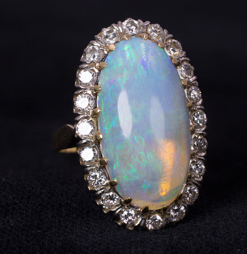 Anello vintage in oro 18k con opale australiano e diamanti taglio brillante ( 0.80 ct ) , anni 50