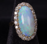Vintage Ring aus 18 Karat Gold mit australischem Opal und Diamanten im Brillantschliff (0.80 ct), 50er Jahre