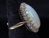 Vintage Ring aus 18 Karat Gold mit australischem Opal und Diamanten im Brillantschliff (0.80 ct), 50er Jahre