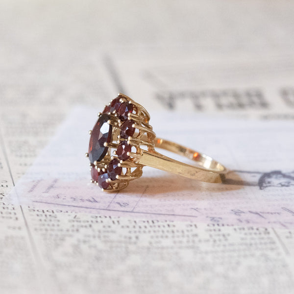 Vintage 8K gold daisy ring with garnets, 1950s / 1960s