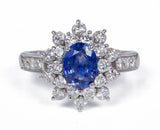 Ring aus 18 Karat Gold mit zentralem Saphir (0.87 ct) und seitlichen Diamanten im Brillantschliff (1 ct) - Antichità Galliera