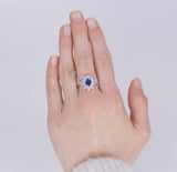 Ring aus 18 Karat Gold mit zentralem Saphir (0.87 ct) und seitlichen Diamanten im Brillantschliff (1 ct) - Antichità Galliera