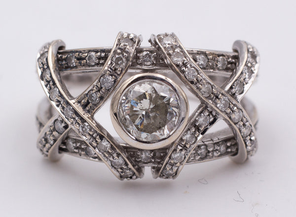Anello in oro bianco con diamanti centrale contornato di piccoli brillanti .Anni 60 - Antichità Galliera