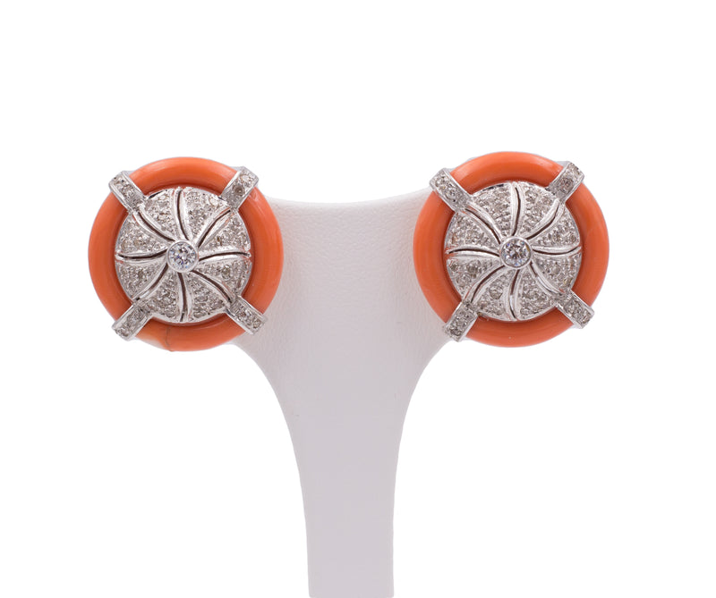 Art Decò earrings in white gold with coral and brilliant cut diamonds