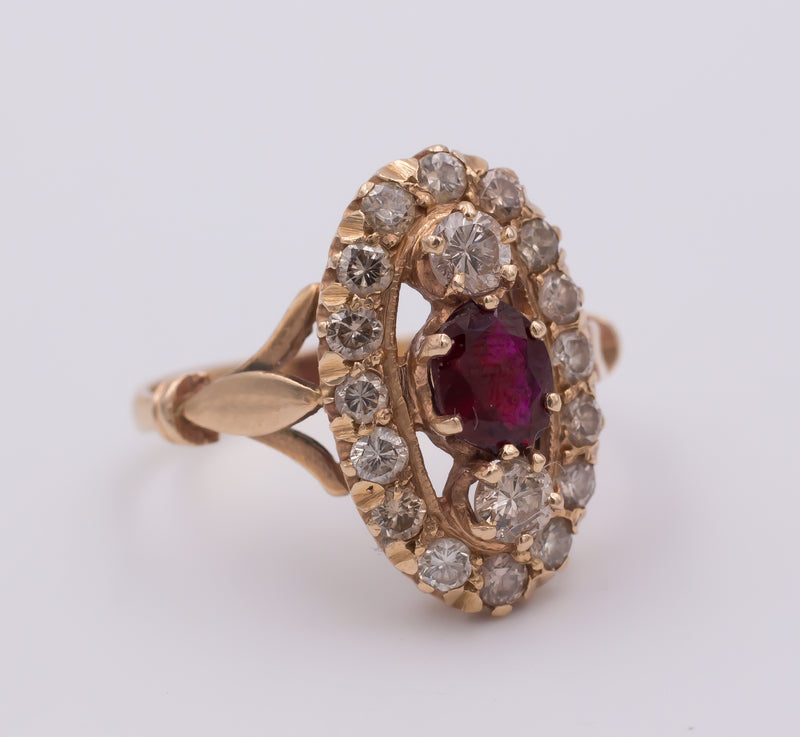 Anello vintage in oro con rubino centrale e diamanti taglio brillante , anni 60