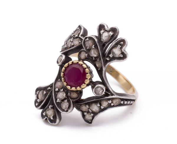 Bague vintage en or et argent avec rosaces et rubis central