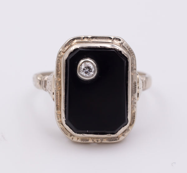 Bague vintage en or blanc avec onyx et diamant, 1940