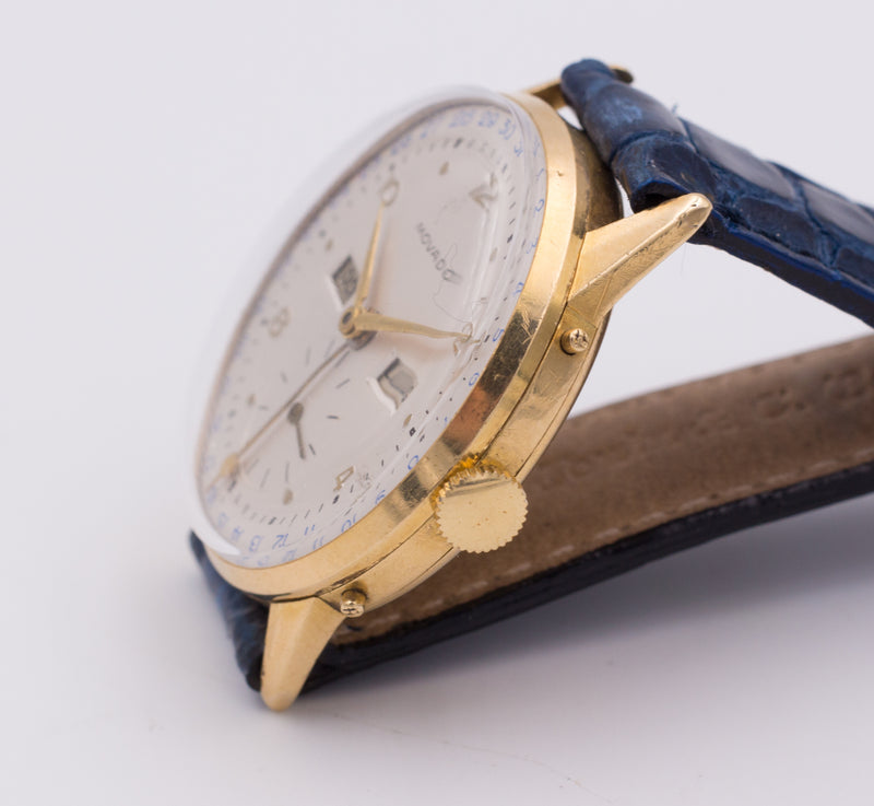 Montre vintage Movado avec calendrier complet, or 18 carats. 1950