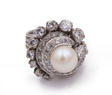 Anello vintage in platino con perla centrale e diamanti taglio brillante, 1940 circa