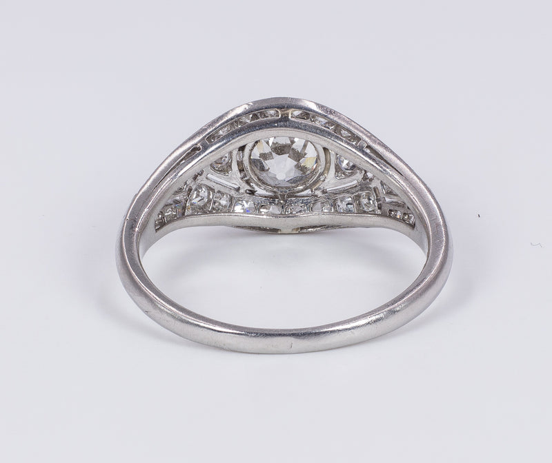 Anello antico in platino con diamante centrale ( 0.70 ct ) e diamanti laterali, anni 10/20 - Antichità Galliera