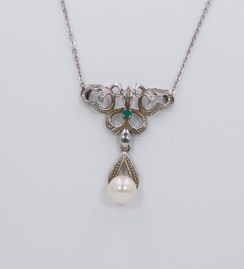 Collana vintage in oro bianco con smeraldo e perla. Anni 50