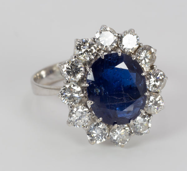 Vintage white gold ring with central sapphire and diamonds, 1950s