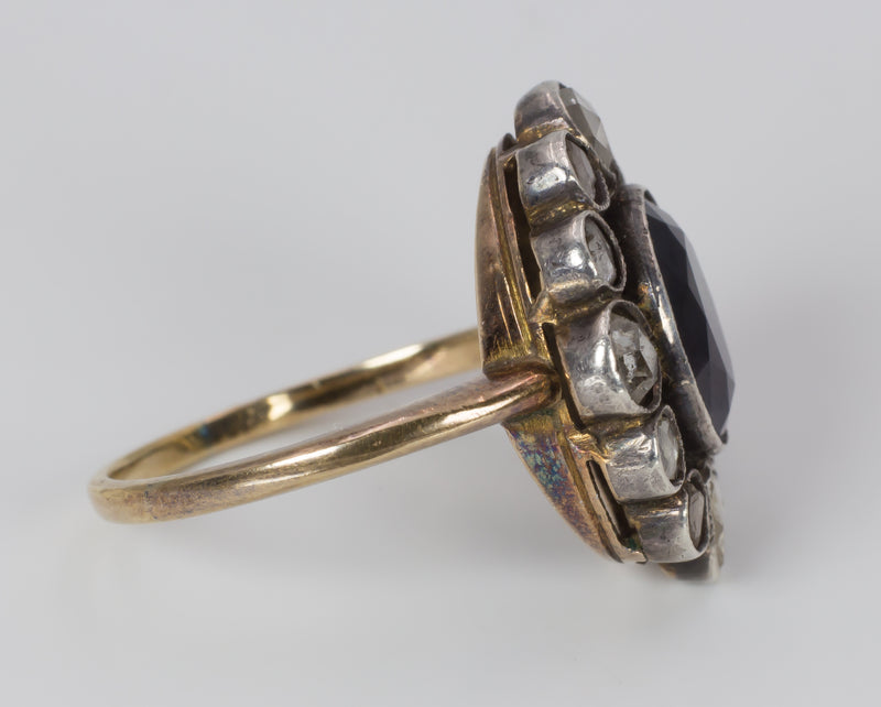 Anello antico in oro e argento con zaffiro centrale e diamanti, primi del '900