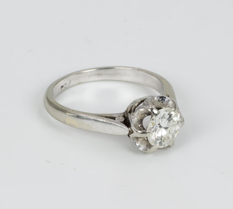 Anello vintage in oro bianco con diamante taglio brillante 0,6 ct centrale, anni 50