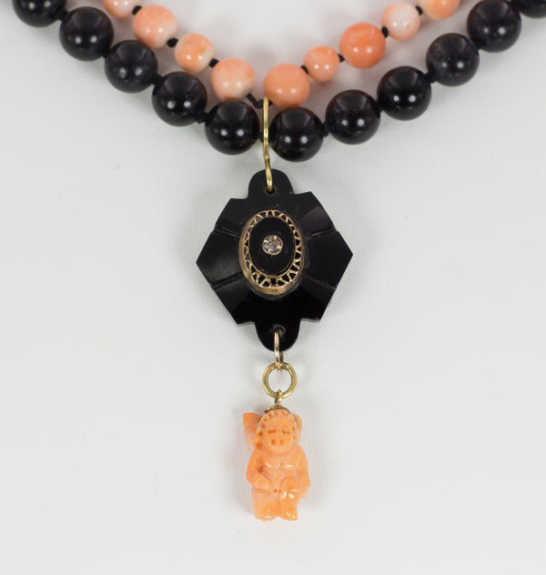 Collier de corail et d'onyx avec susta d'or