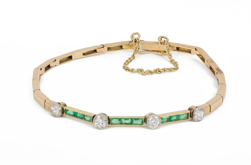 Bracelet en or avec diamants taille brillant et émeraudes. 30s