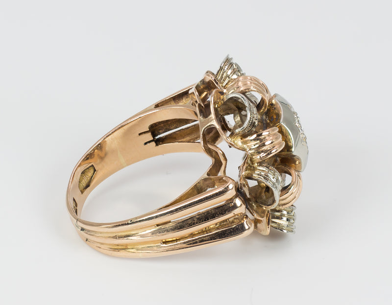 Anello vintage in oro bicolore con diamante brillante centrale, anni 40