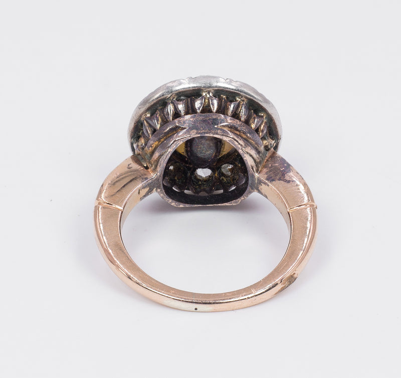 Anello antico in oro 18K con perla centrale e rosette di diamante, inizio del '900 - Antichità Galliera