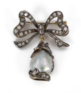 Spilla antica in oro e argento con rosette di diamante e perla scaramazza, anni 20
