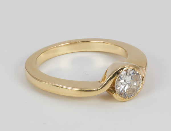 Anello vintage in oro 18k con diamante taglio brillante di circa 0.7 ct. Anni 70