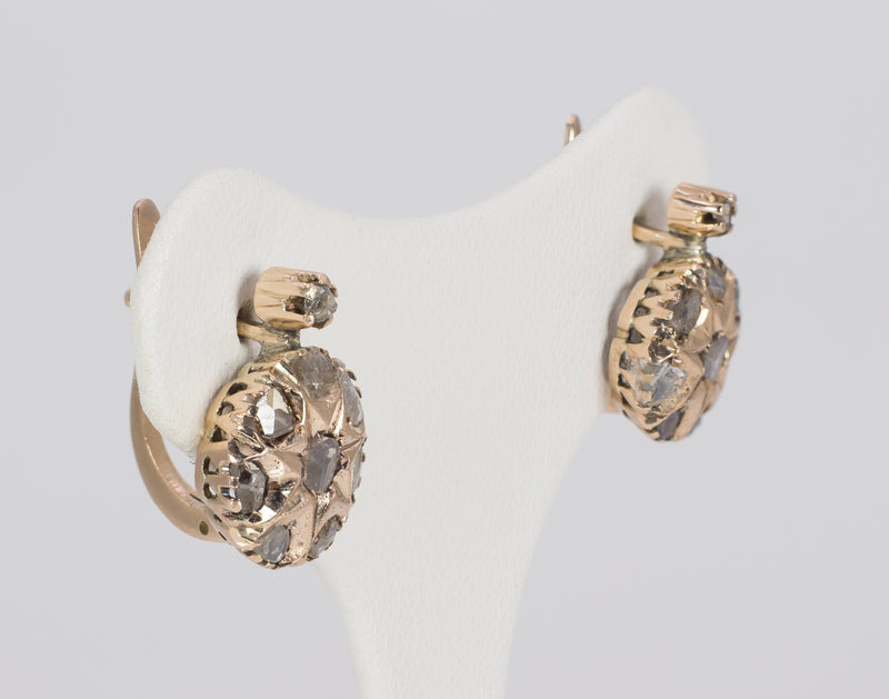 Orecchini antichi in oro a toppa con rosette di diamante. Primi del '900