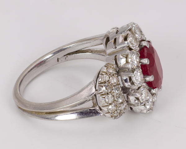 Bague en platine avec rubis central (2,5 ct) avec diamants taille brillant (1,2 ct). années 60