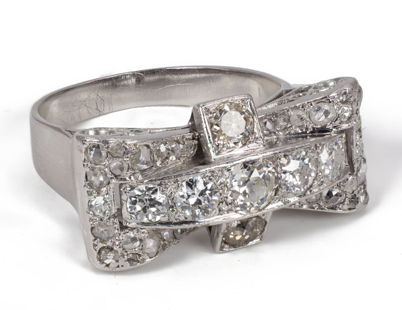 Anello antico in oro bianco 18k  con diamanti taglio vecchio centrali ( 0.91 ct tot ) e rosette di diamanti.  Anni 30