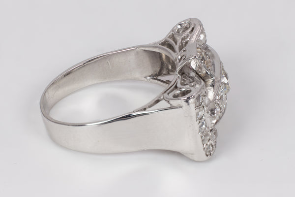 Antique 18k white gold ring with central old cut diamonds (0.91 ct tot) and diamond rosettes. 30s