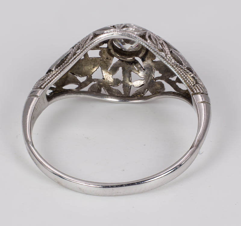 Anello antico in oro bianco 18k con diamante centrale (0.25 ct circa) e zaffiri, anni 30