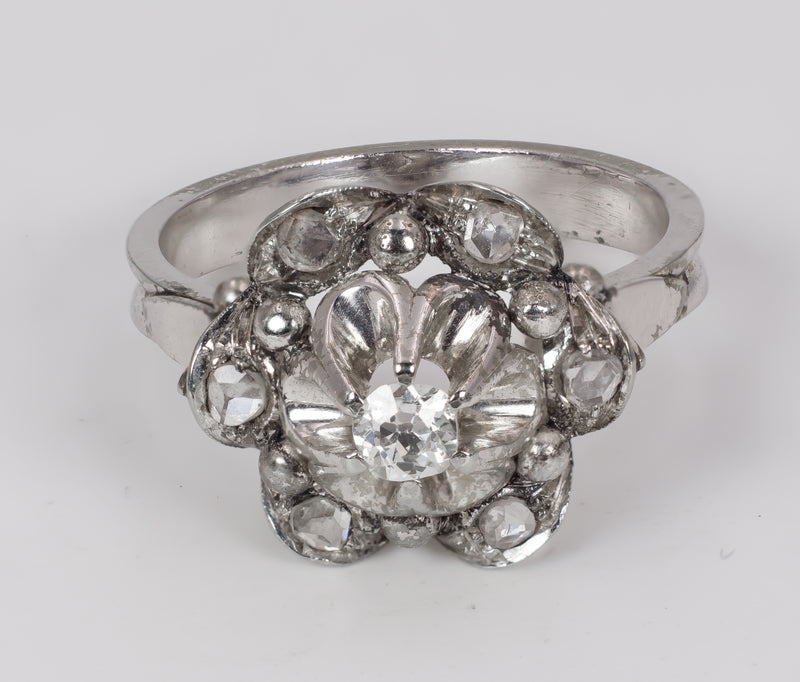 Anello antico in oro bianco 18k con diamante centrale e rosette, anni 30