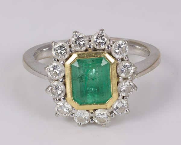 Vintage 18k gold ring with emerald and brilliant cut diamonds (approx. 0.6 ct), 1950s