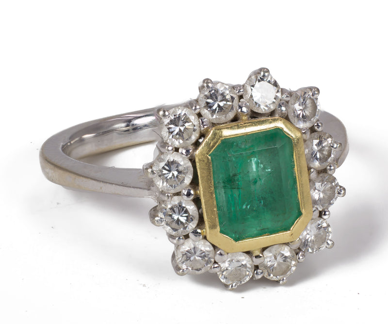 Anello vintage in oro 18k  con smeraldo e diamanti taglio brillante ( 0.6 ct circa), anni 50