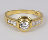 Vintage Ring aus 18 Karat Gold mit zentralem Diamanten (ca. 0.3 ct) und seitlichen Diamanten, 60er Jahre