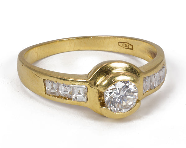 Vintage 18k gold ring with central diamond (approx.0.3ct) and side diamonds, 1960s