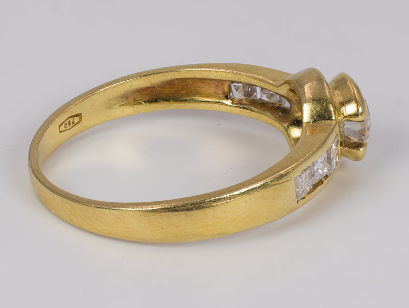 Anello vintage in oro 18k con diamante centrale ( 0.3ct circa ) e diamanti laterali, anni 60