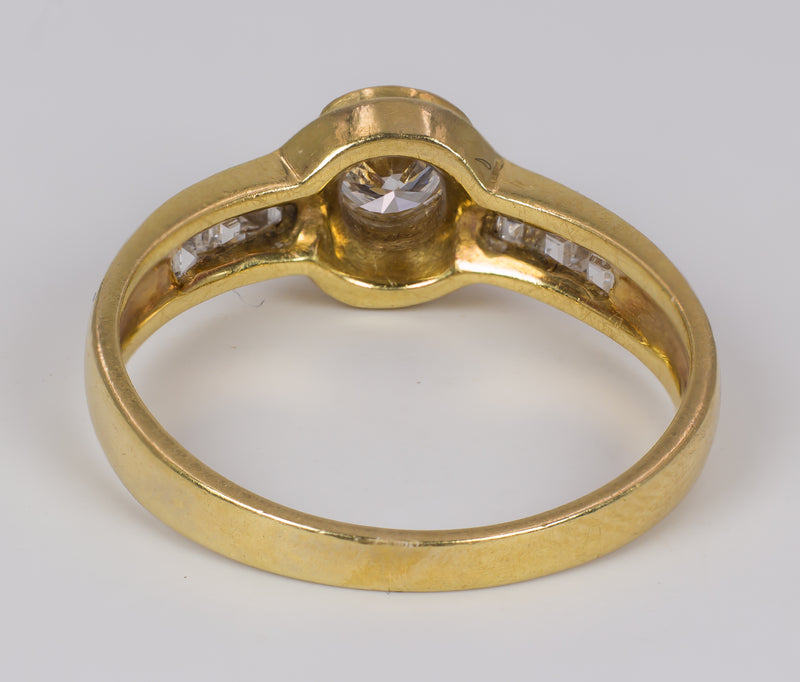 Anello vintage in oro 18k con diamante centrale ( 0.3ct circa ) e diamanti laterali, anni 60