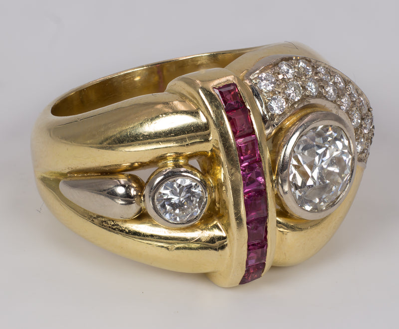 Anello vintage in oro 18k con diamante centrale (1.28ct) e laterale (0,15ct) e pavè di diamanti e rubini, anni 70