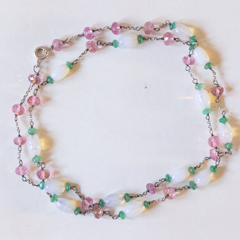 Collana vintage in oro bianco 18K con opali, smeraldi e quarzi rosa, anni '70