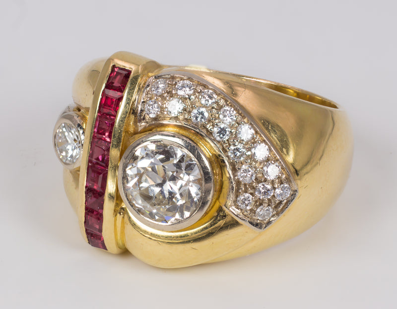 Anello vintage in oro 18k con diamante centrale (1.28ct) e laterale (0,15ct) e pavè di diamanti e rubini, anni 70