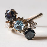 Vintage Ring aus 18 Karat Weißgold mit Aquamarin (ca. 0.50 ct), Saphiren (ca. 1 ctw) und Diamanten (ca. 0.12 ctw), 70er Jahre