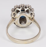 Vintage-Ring aus 18 Karat Weißgold mit Diamanten im Brillantschliff (1.2 ct) und Saphir. 40er