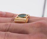 Vintage 18 Karat Gold Herrenring mit geschnitztem Smaragd, 40er Jahre