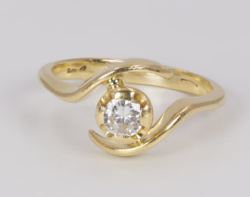 Anello vintage in oro 18k con diamante taglio brillante centrale (0.20 ct),  anni 70.