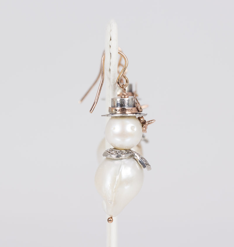 Orecchini a pupazzo di neve con perle scaramazze, oro, argento e pietre preziose