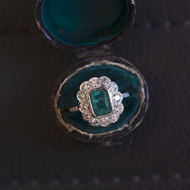 Anello a margherita in oro bianco 18K con smeraldo (1.19ct) e diamanti (0.80ct)