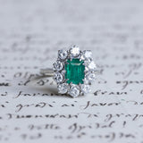 Vintage 18K white gold daisy ring with emerald (approx.0.70ct) and brilliant cut diamonds (approx.1.3ctw), 50s / 60s